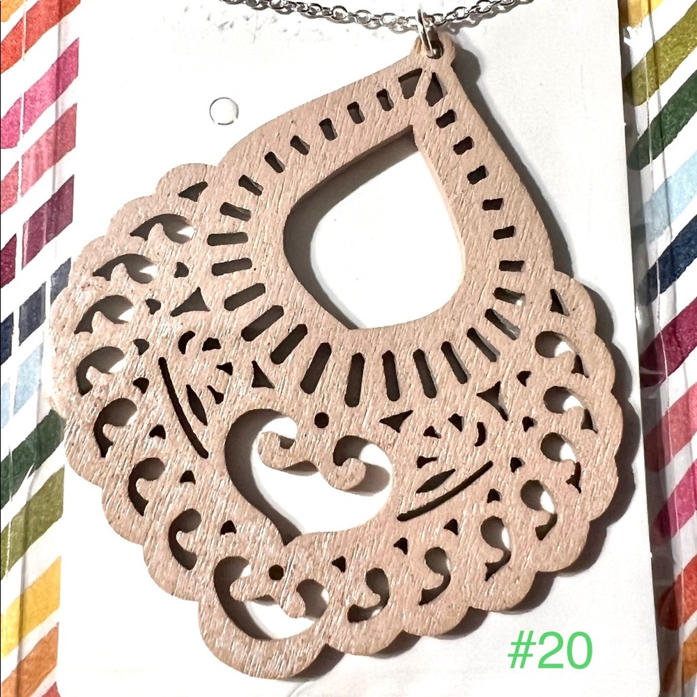 Beige wood pendant necklace
